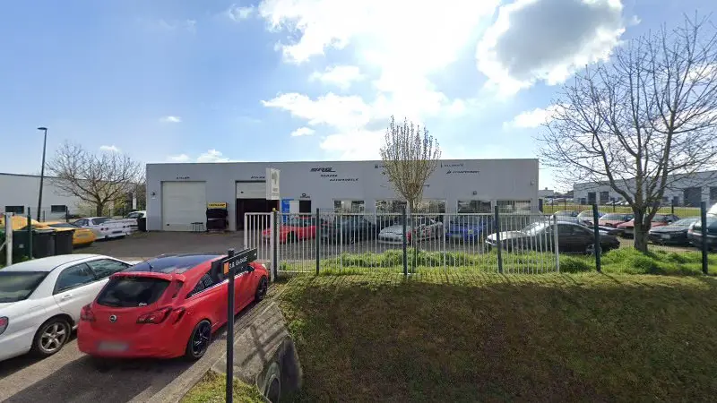 Vue de la rue devant Street Racing Garage, Gisors