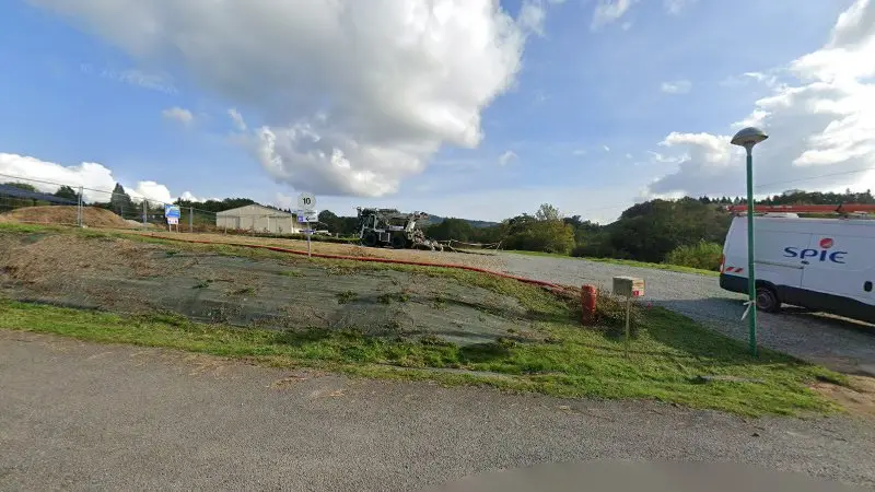 Vue de la rue devant AUTO EVASION PEYRAT, Peyrat-le-Château