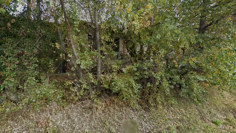 Vue de la rue devant Carrosserie Embrunaise, Baratier