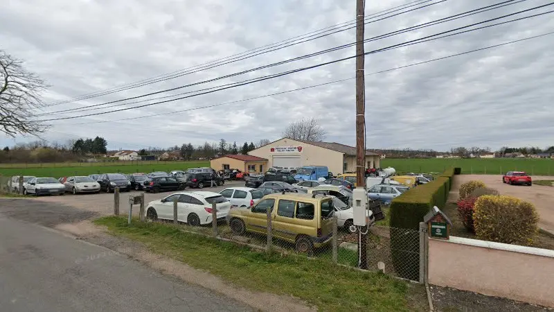 Vue de la rue devant Carrosserie Peinture Veillon Martins, Molinet