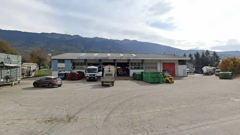 Vue de la rue devant Carrosserie Industrielle Cattanéo, Frontenex