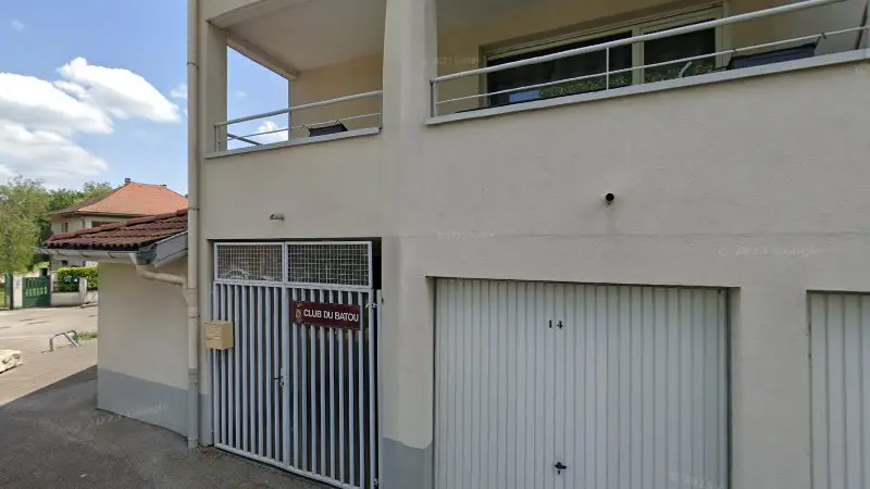 Vue de la rue devant Das'Auto Carrosserie, La Verpillière