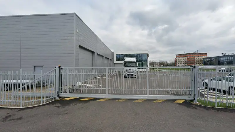 Vue de la rue devant SAINTeLOC Carrosserie, Saint-Étienne