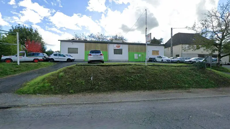 Vue de la rue devant Carrosserie du Vell Staff Auto, Chauffour-sur-Vell