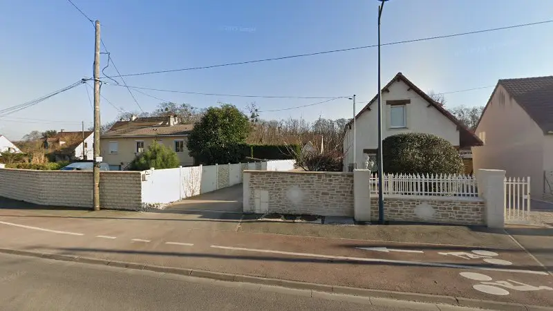 Vue de la rue devant Ard Auto Retro Depannage, Herblay-sur-Seine