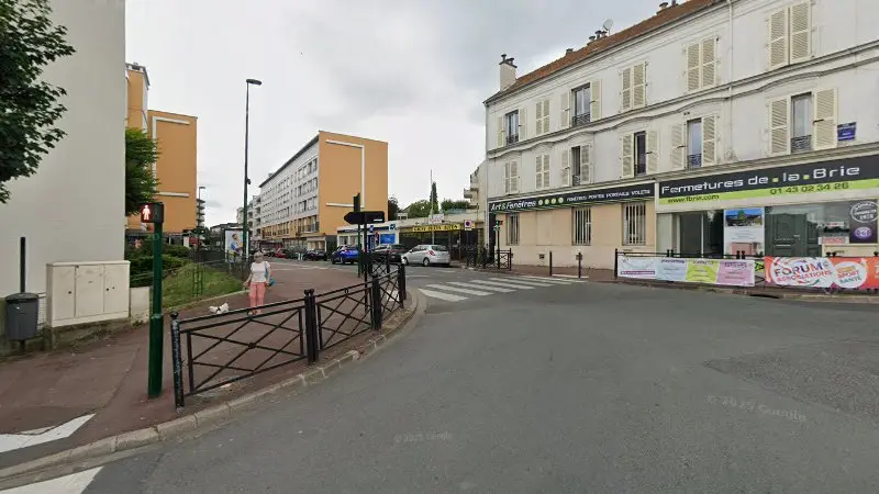 Vue de la rue devant GAGNY PIECES AUTOS, Gagny