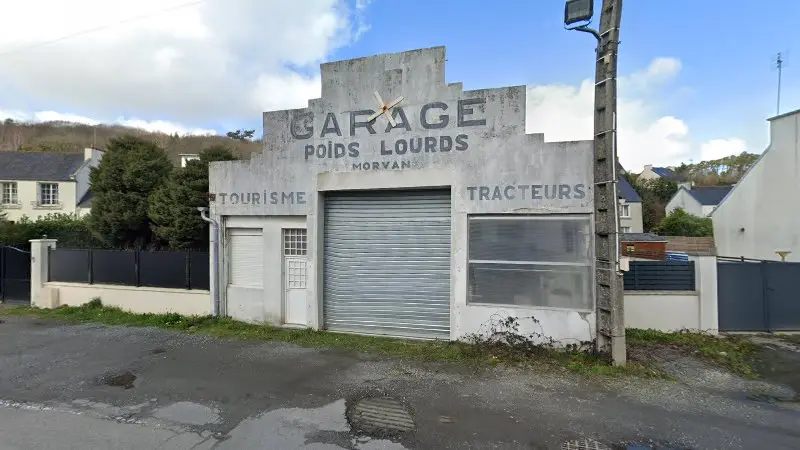 Vue de la rue devant Garage Poids Lourds, La Roche-Maurice