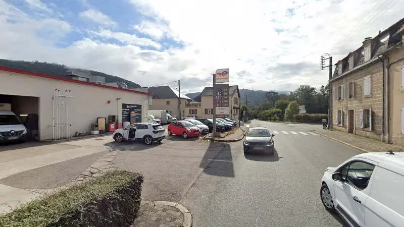 Vue de la rue devant Garage Chambon, Argentat-sur-Dordogne