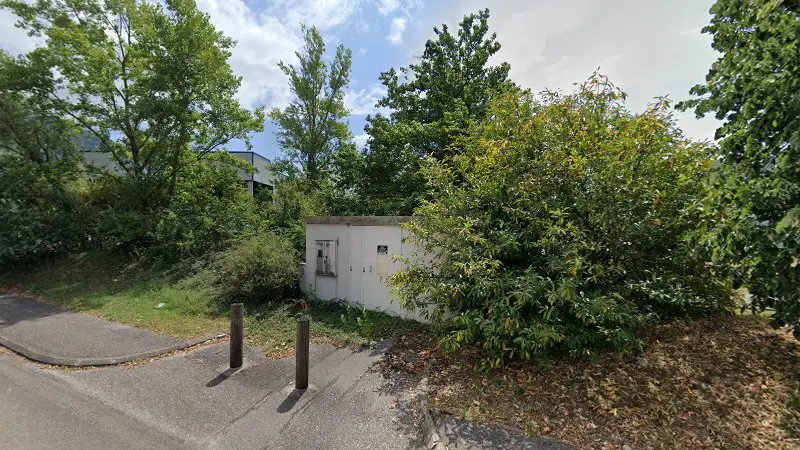 Vue de la rue devant Carrosserie de Savoie, Méry