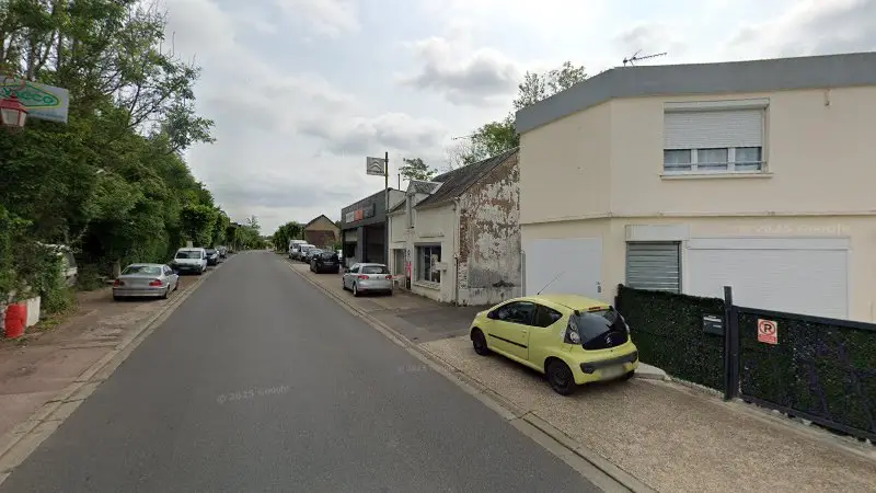 Vue de la rue devant L.C Garage Du Faubourg, Château-Renard