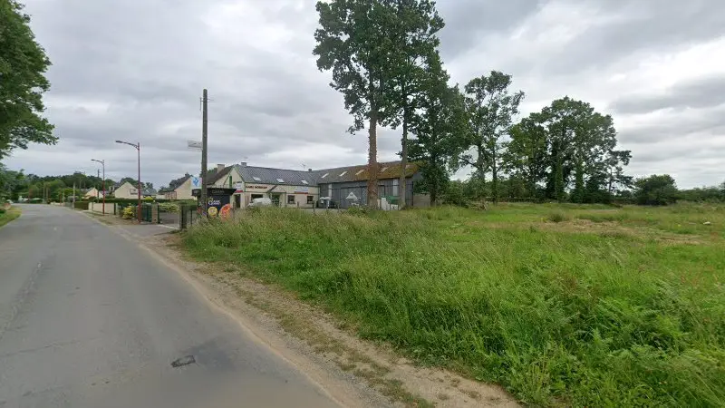 Vue de la rue devant Etablissements Morinais, Saint-Ouen-des-Alleux