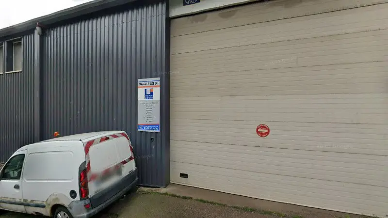 Vue de la rue devant Étude JOBERT-BERAUD, Expertise et Diagnostic automobile, Saint-Privat-d'Allier