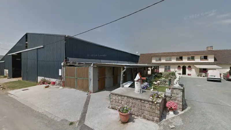 Vue de la rue devant CARROSSERIE DEMOULIN, Brias