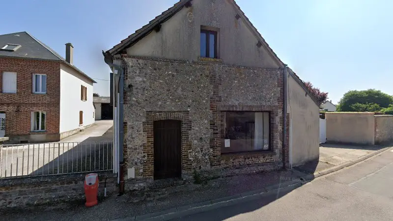 Vue de la rue devant DACIA GARAGE LEROY SARL, Vexin-sur-Epte