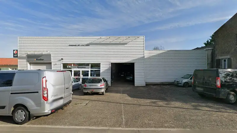 Vue de la rue devant sarl garage de l octroi, Saint-Hilaire-des-Loges