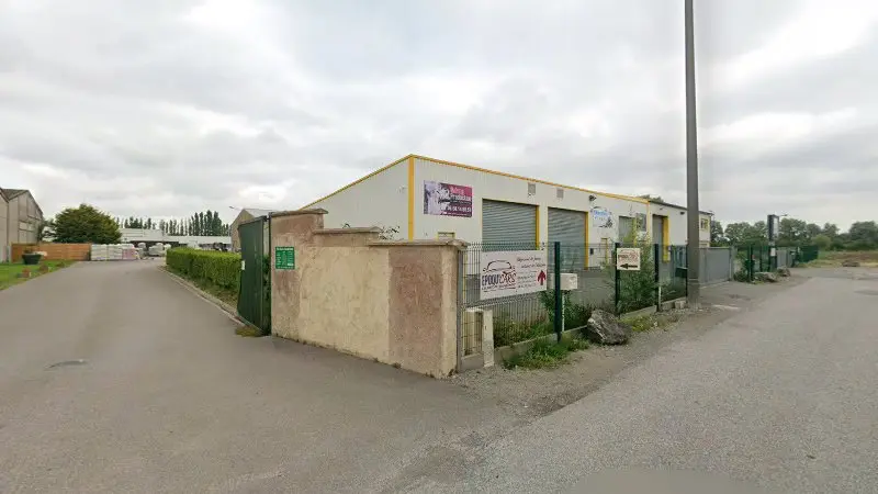 Vue de la rue devant Taller/Oficina GTO Volvo Calais, Les Attaques