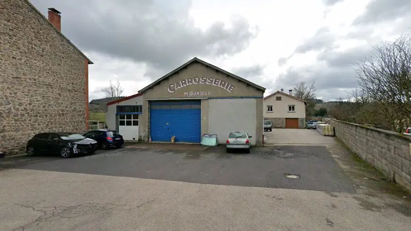 Vue de la rue devant Carrosserie Durieux, Saint-Romain-Lachalm