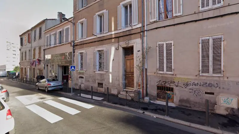 Vue de la rue devant Carrosserie MOL, Marseille