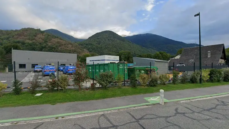 Vue de la rue devant Eco Pneu, Juzet-de-Luchon