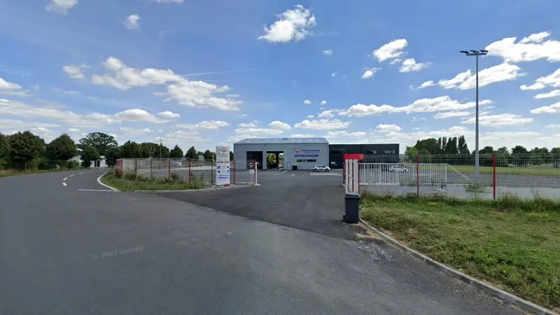 Vue de la rue devant APL53 - Les Ateliers du Poids Lourds, Louverné