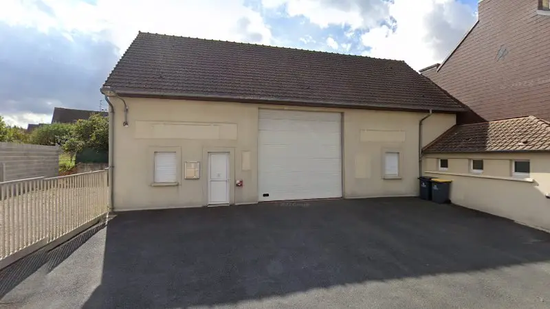 Vue de la rue devant Motrio - Garage Besnier, Soliers