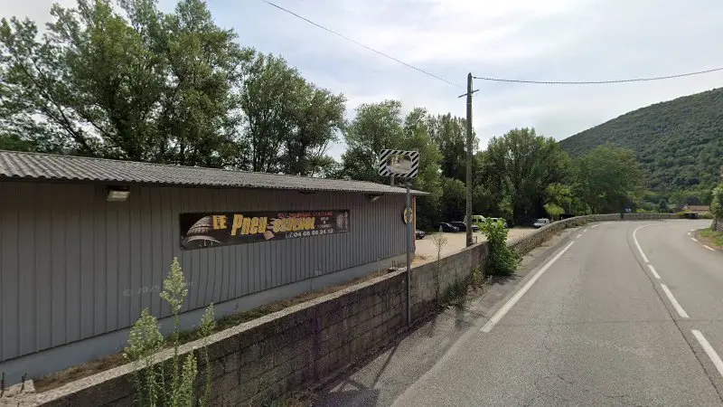 Vue de la rue devant Le Pneu Cévenol, Les Salles-du-Gardon