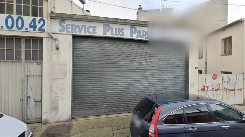 Vue de la rue devant Garage Service Plus Paris Est, Les Lilas