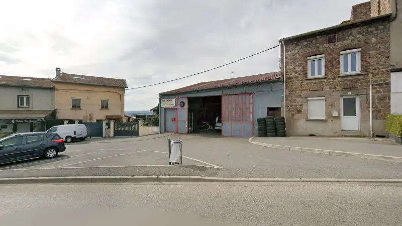 Vue de la rue devant PNEU ONDAINE, Unieux