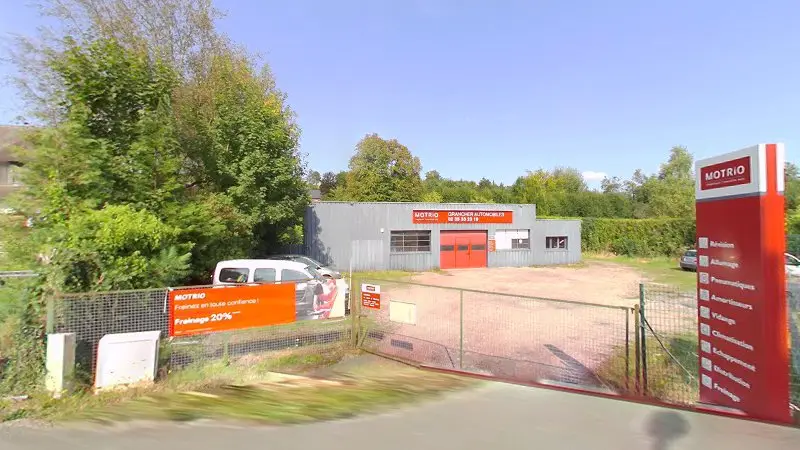 Vue de la rue devant Grancher Automobiles - Motrio, Clères