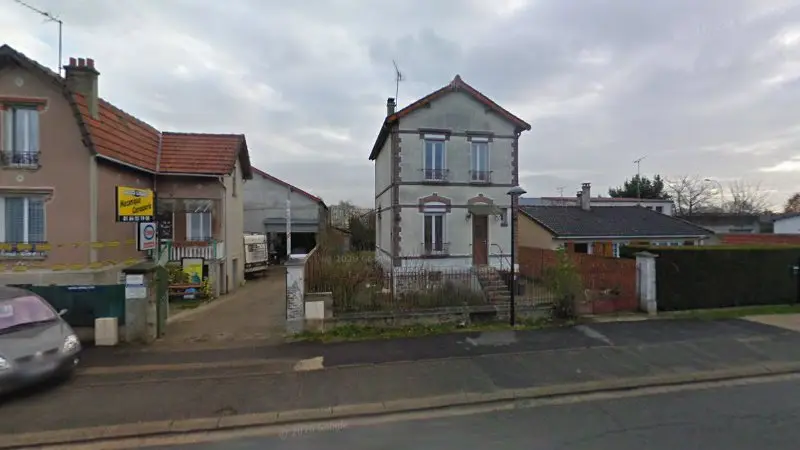 Vue de la rue devant Garage Girsault, Fontenay-Trésigny