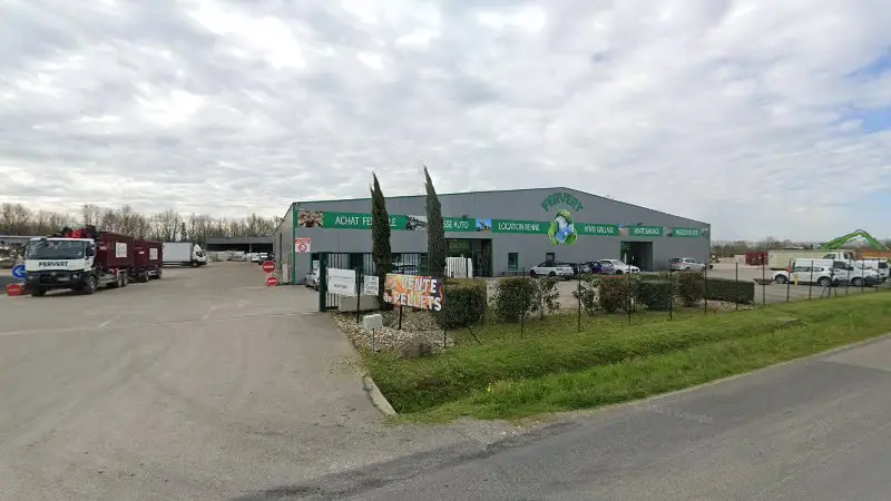 Vue de la rue devant Fervert - Achat Ferrailles, Métaux et VHU , Location de bennes, Gestion des Déchets, Saint-Étienne-de-Tulmont