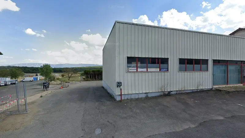 Vue de la rue devant Garage Saint Jean - Brian Barbe, Saint-Jean-de-Gonville