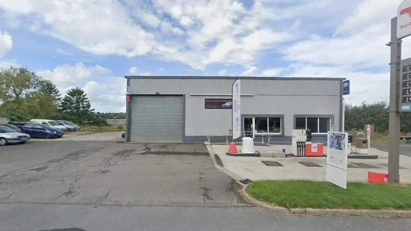 Vue de la rue devant Garage Hervieu, Cerisy-la-Salle