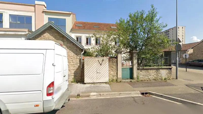 Vue de la rue devant Signature Carrosserie, Chaumont