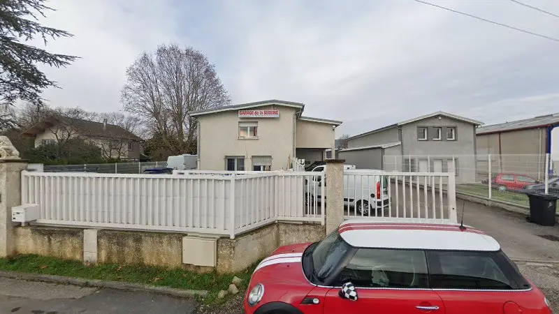 Vue de la rue devant Société d'Exploitation Du Garage de la Sereine, Beynost