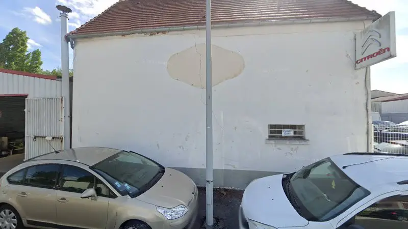 Vue de la rue devant Poulain Automobiles - Citroën, Rebais