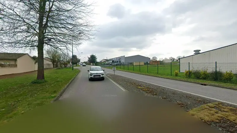 Vue de la rue devant CARROSSERIE PUAUT, Bressuire