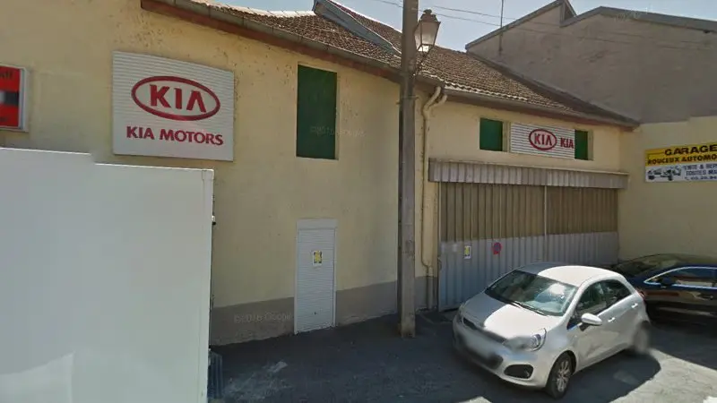 Vue de la rue devant Garage Rouceux Automobiles, Neufchâteau