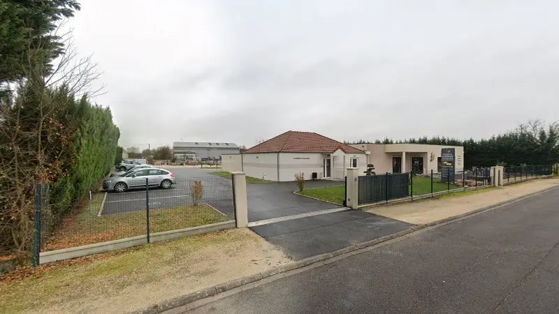 Vue de la rue devant Abs Automobiles, Mehun-sur-Yèvre