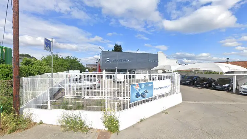 Vue de la rue devant GARAGE BERNARD FRERES SARL - Citroën, Avignon