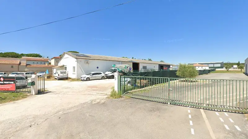 Vue de la rue devant KS CARROSSERIE, Bernis