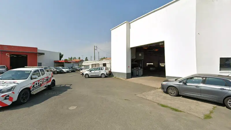 Vue de la rue devant Garage Dupont - Citroën, Surgères