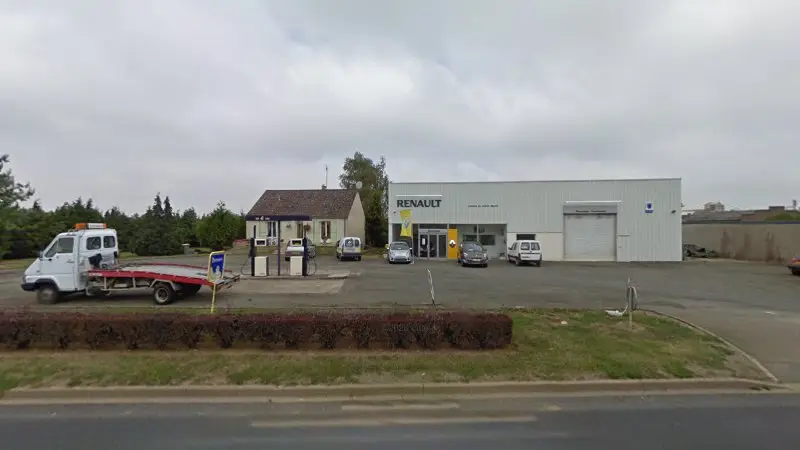 Vue de la rue devant Garage du Champ Belon / Renault, Orgères-en-Beauce
