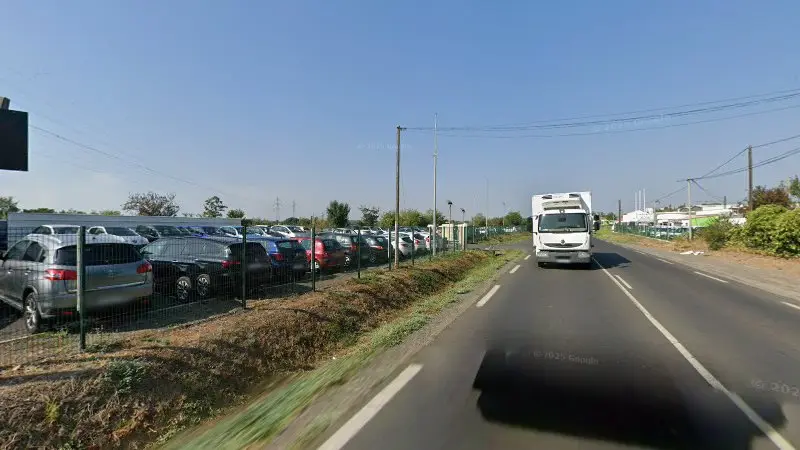 Vue de la rue devant occitanie auto occasion, Béziers