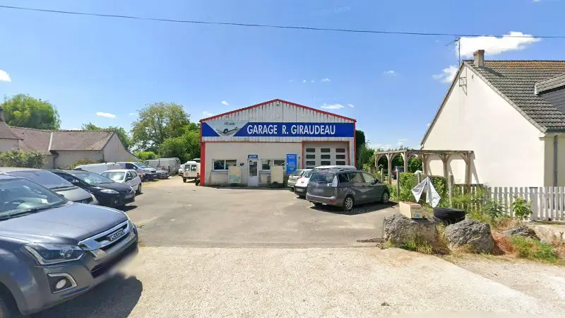 Vue de la rue devant Garage R Giraudeau Sarl, Saint-Léonard-en-Beauce