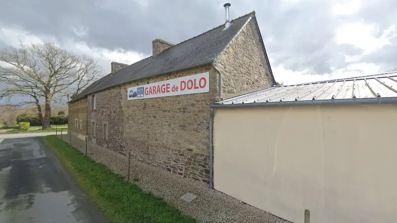 Vue de la rue devant Garage De Dolo, Jugon-les-Lacs