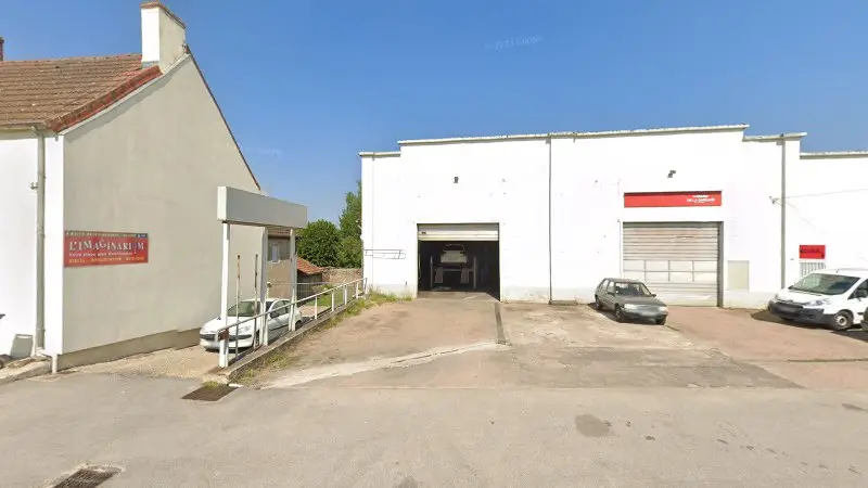 Vue de la rue devant Garage De La Dheune, Saint-Léger-sur-Dheune