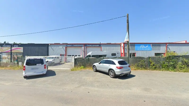 Vue de la rue devant Sav - Carrosserie, Orgères