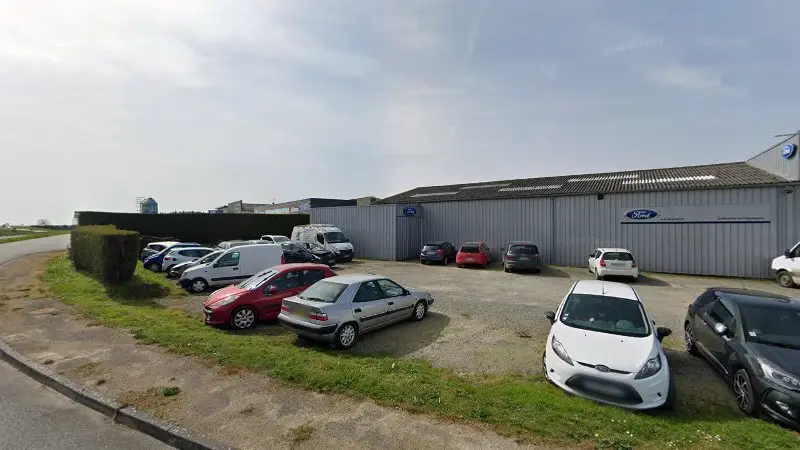 Vue de la rue devant Assistance Auto Service, Montauban-de-Bretagne
