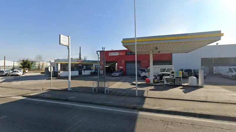 Vue de la rue devant EUROREPAR, Saint-Privat-des-Vieux